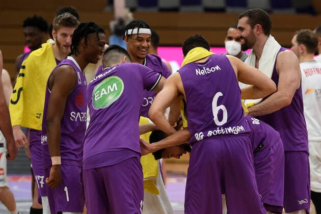 BG Göttingen S Oliver Baskets Würzburg 11 04 2021, Basketball Bundesliga easyCredit BBL, 2020 2021 season, main round, BG Göttingen S Oliver Baskets Würzburg Göttingen players stand together Göttingen Lower Saxony Germany