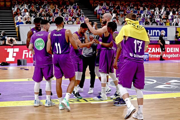 GSD zje123 season 2020 21 Easy credit Basketball Bundesliga BG Göttingen s Oliver Würzburg Göttingens Andrew Onwuegbuzie mitte birthday boy is celebrated after the win against Würzburg