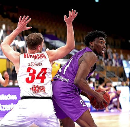 GSD zje123 season 2020 21 Easy credit Basketball Bundesliga BG Göttingen s Oliver Würzburg Göttingens Tai Odiase on the ball against Würzburgs Felix Hoffmann.