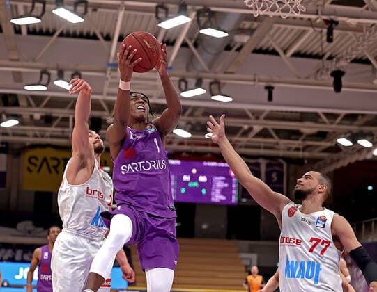 GSD zje123 season 2020 21 Easy credit Basketball Bundesliga BG Göttingen s Oliver Würzburg Göttingens Deishuan Booketr on the ball against Würzburgs Alex King right and Julian Albus.