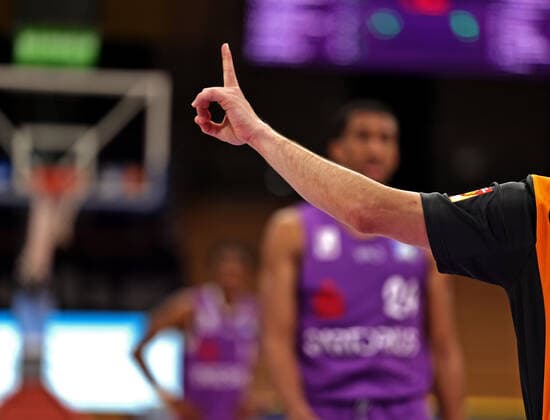 GSD zje123 season 2020 21 Easy credit Basketball Bundesliga BG Göttingen s Oliver Würzburg referee indicates 1 free throw