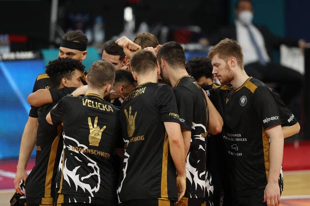 Braunschweig swarm in GER, FC Bayern Basketball vs Loewen Braunschweig, basketball, easyCredit BBL, 2020 2021 season, 11 04 2021, GER, FC Bayern Basketball vs Loewen Braunschweig, basketball, easyCredit BBL, 2020 2021 season, 11 04 2021, Munich Copyright: xEIBNER MarcelxEngelbrechtx EP_EER