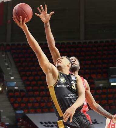 Braunschweigs 35 JALLOW vs Bayerns 25 JaJuan JOHNSON Basketball, Bayern Braunschweig, Bundesliga, 2020 2021 season, on 11 4 2021 in Munich, A U D I D O M E, Germany Source Copyright Credit Oryk HAIST xx