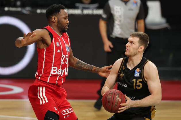 Duel between Jajuan Johnson Muenchen and Martin Peterka Braunschweig GER, FC Bayern Basketball vs Loewen Braunschweig, basketball, easyCredit BBL, season 2020 2021, 11 04 2021, GER, FC Bayern Basketball vs Loewen Braunschweig, basketball, easyCredit BBL, season 2020 2021, 11 04 2021, Muenchen Copyright: xEIBNER MarcelxEngelbrechtx EP_EER