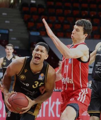 Braunschweigs 35 JALLOW vs Bayerns 11 Vladimir LUCIC basketball, Bayern Braunschweig, Bundesliga, 2020 2021 season, on 11 4 2021 in Munich, A U D I D O M E, Germany source copyright credit Oryk HAIST xx