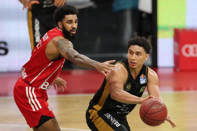 Dennis Seeley Muenchen and James Robinson Braunschweig in duel GER, FC Bayern Basketball vs Loewen Braunschweig, basketball, easyCredit BBL, season 2020 2021, 11 04 2021, GER, FC Bayern Basketball vs Loewen Braunschweig, basketball, easyCredit BBL, season 2020 2021, 11 04 2021, Muenchen Copyright: xEIBNER MarcelxEngelbrechtx EP_EER