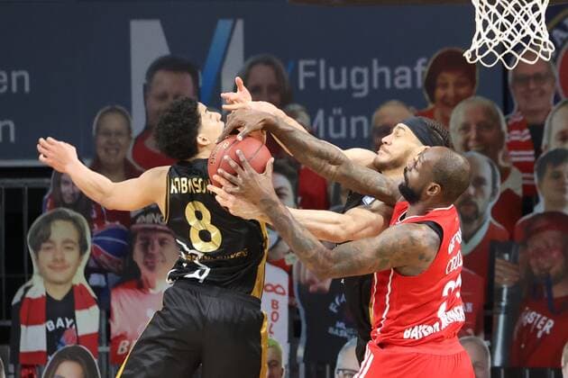 Braunschweigs 8 ROBINSON, Braunschweigs 34 SCHILLING and Bayerns 21 James GIST battling for the ball Basketball, Bayern Braunschweig, Bundesliga, 2020 2021 season, on 11 4 2021 in Munich, A U D I D O M E, Germany Source Copyright Credit Oryk HAIST xx