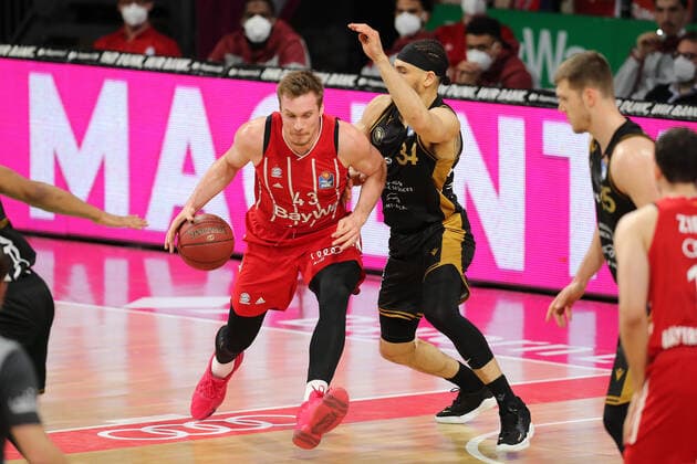 Duel between Leon Radosevic Muenchen and Gavin Schilling Braunschweig GER, FC Bayern Basketball vs Loewen Braunschweig, Basketball, easyCredit BBL, season 2020 2021, 11 04 2021, GER, FC Bayern Basketball vs Loewen Braunschweig, Basketball, easyCredit BBL, season 2020 2021, 11 04 2021, Muenchen Copyright: xEIBNER MarcelxEngelbrechtx EP_EER
