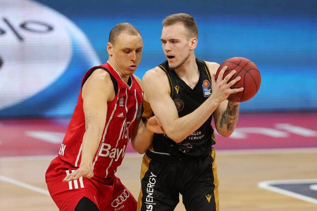 Duel between Robin Amaize Muenchen and Arnas Velicka Braunschweig GER, FC Bayern Basketball vs Loewen Braunschweig, Basketball, easyCredit BBL, season 2020 2021, 11 04 2021, GER, FC Bayern Basketball vs Loewen Braunschweig, Basketball, easyCredit BBL, season 2020 2021, 11 04 2021, Muenchen Copyright: xEIBNER MarcelxEngelbrechtx EP_EER