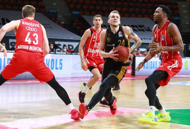 43 Leon Radosevic, 25 JaJuan Johnson FCBB red, against 24 Arnas Velicka Braunschweig Basketball, 1 Bundesliga, BBL, FC Bayern Munich, Basketball Loewen Braunschweig at Audi Dome, 11 04 2021 PHOTO Mladen Lackovic LakoPress