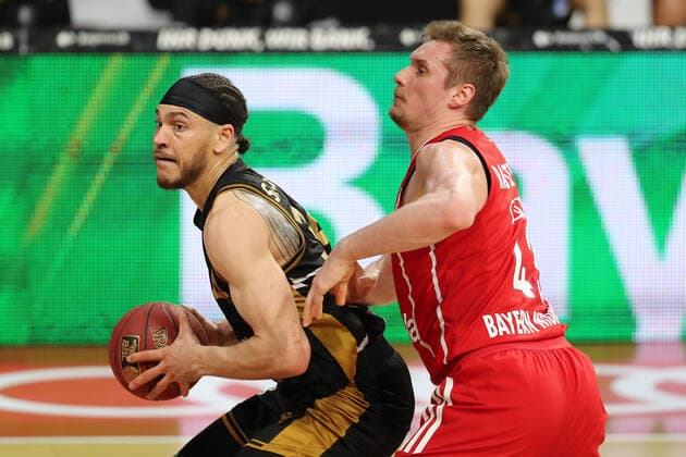 Duel between Gavin Schilling Braunschweig and Leon Radosevic Muenchen GER, FC Bayern Basketball vs Loewen Braunschweig, basketball, easyCredit BBL, season 2020 2021, 11 04 2021, GER, FC Bayern Basketball vs Loewen Braunschweig, basketball, easyCredit BBL, season 2020 2021, 11 04 2021, Muenchen Copyright: xEIBNER MarcelxEngelbrechtx EP_EER