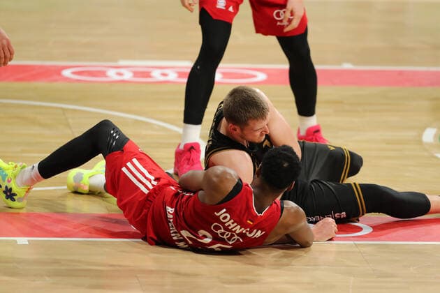 Duel on the floor between Jajuan Johnson Muenchen and Martin Peterka Braunschweig GER, FC Bayern Basketball vs Loewen Braunschweig, basketball, easyCredit BBL, season 2020 2021, 11 04 2021, GER, FC Bayern Basketball vs Loewen Braunschweig, basketball, easyCredit BBL, season 2020 2021, 11 04 2021, Muenchen Copyright: xEIBNER MarcelxEngelbrechtx EP_EER