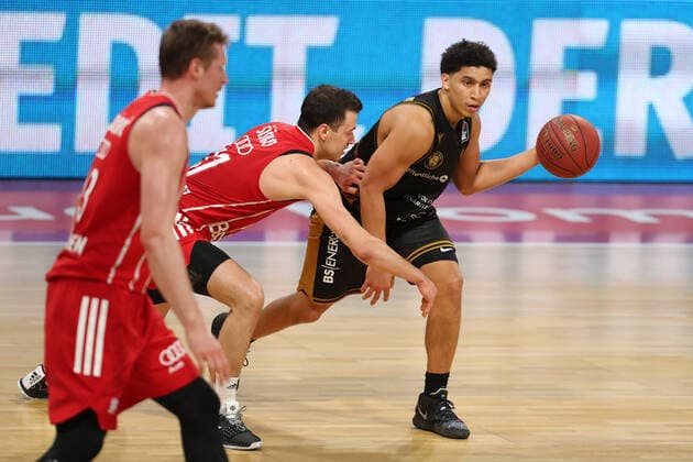 Zan Sisko Muenchen in duel with James Robinson Braunschweig GER, FC Bayern Basketball vs Loewen Braunschweig, basketball, easyCredit BBL, season 2020 2021, 11 04 2021, GER, FC Bayern Basketball vs Loewen Braunschweig, basketball, easyCredit BBL, season 2020 2021, 11 04 2021, Muenchen Copyright: xEIBNER MarcelxEngelbrechtx EP_EER