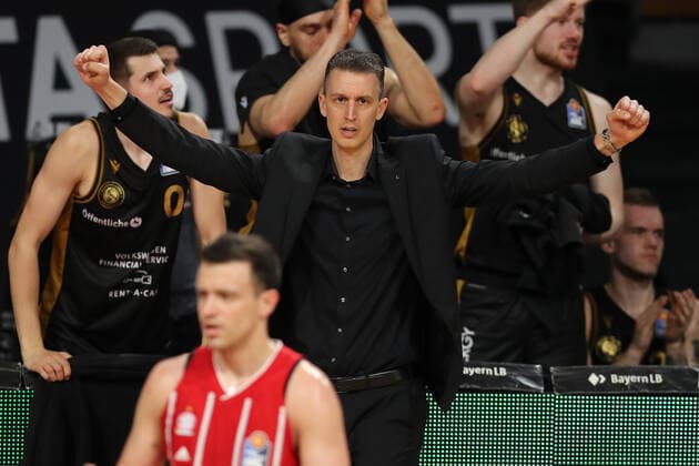 Head coach Pete Strobl Braunschweig cheers GER, FC Bayern Basketball vs Loewen Braunschweig, basketball, easyCredit BBL, season 2020 2021, 11 04 2021, GER, FC Bayern Basketball vs Loewen Braunschweig, basketball, easyCredit BBL, season 2020 2021, 11 04 2021, Muenchen Copyright: xEIBNER MarcelxEngelbrechtx EP_EER