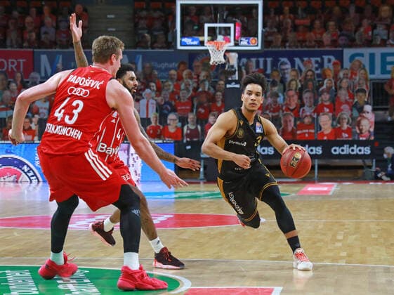 43 Leon Radosevic and 4 Dennis Jerome Seeley FCBB red, against 3 Garai Zeeb, on the ball Braunschweig Basketball, 1 Bundesliga, BBL, FC Bayern Munich, Basketball Loewen Braunschweig at Audi Dome, 11 04 2021 PHOTO Mladen Lackovic LakoPress