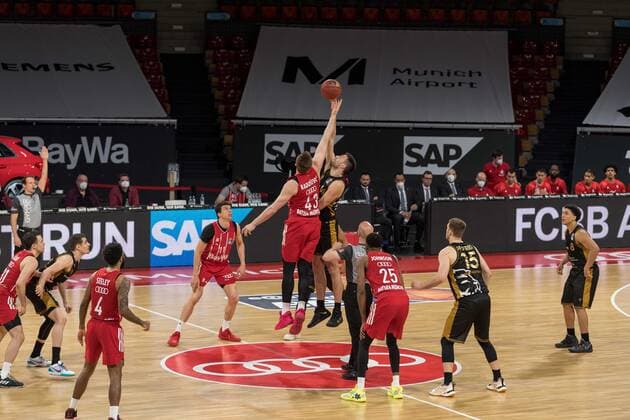 Basketball, BBL, 20210411, FC Bayern München Basketball Löwen Braunschweig In the picture Leon RADOSEVIC FC Bayern München, 43 and Benedikt TURUDIC Basketball Löwen Braunschweig, 44 Tip Off Munich Audi Dome Bayern Germany Copyright: Passion2Press MarkusxFischerx