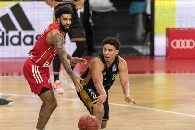 Basketball, BBL, 20210411, FC Bayern München Basketball Löwen Braunschweig In the picture Dennis Jerome SEELEY FC Bayern München, 4 and James ROBINSON Basketball Löwen Braunschweig, 8 Munich Audi Dome Bayern Germany Copyright: Passion2Press MarkusxFischerx