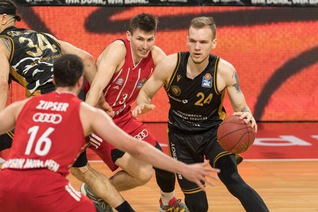 Basketball, BBL, 20210411, FC Bayern München Basketball Löwen Braunschweig In the picture David KRÄMER Kraemer Kramer FC Bayern München, 3 and Arnas VELICKA Basketball Löwen Braunschweig, 24 Munich Audi Dome Bayern Germany Copyright: Passion2Press MarkusxFischerx