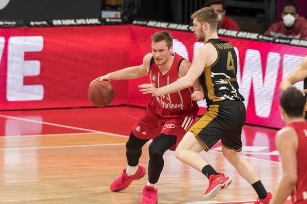 Basketball, BBL, 20210411, FC Bayern München Basketball Löwen Braunschweig In the picture Leon RADOSEVIC FC Bayern München, 43 and Luc VAN SLOOTEN Basketball Löwen Braunschweig, 4 Munich Audi Dome Bayern Germany Copyright: Passion2Press MarkusxFischerx