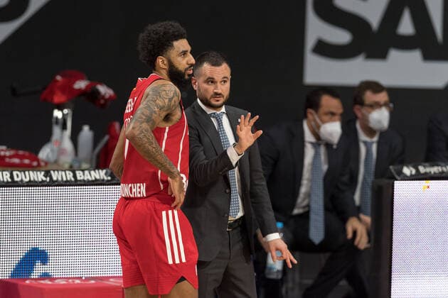 Basketball, BBL, 20210411, FC Bayern Munich Basketball Löwen Braunschweig In the picture Dennis Jerome SEELEY FC Bayern Munich, 4 and Co coach of FC Bayern Munich Adriano VERTEMATI Munich Audi Dome Bayern Germany Copyright: Passion2Press MarkusxFischerx