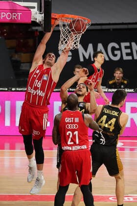 Paul Zipser Muenchen GER, FC Bayern Basketball vs Loewen Braunschweig, basketball, easyCredit BBL, season 2020 2021, 11 04 2021, GER, FC Bayern Basketball vs Loewen Braunschweig, basketball, easyCredit BBL, season 2020 2021, 11 04 2021, Muenchen Copyright: xEIBNER MarcelxEngelbrechtx EP_EER