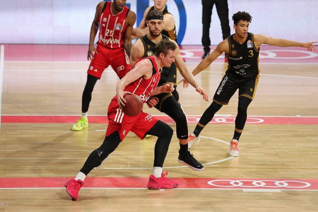 Duel between Gavin Schilling Braunschweig and Leon Radosevic Muenchen GER, FC Bayern Basketball vs Loewen Braunschweig, basketball, easyCredit BBL, season 2020 2021, 11 04 2021, GER, FC Bayern Basketball vs Loewen Braunschweig, basketball, easyCredit BBL, season 2020 2021, 11 04 2021, Muenchen Copyright: xEIBNER MarcelxEngelbrechtx EP_EER
