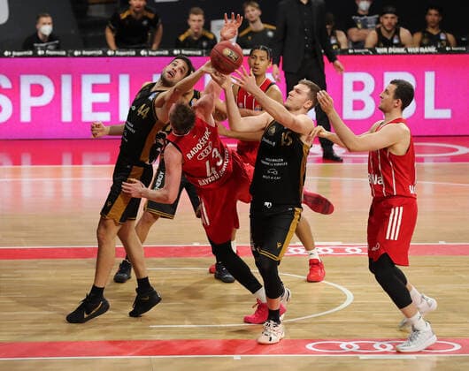 Duel between Benedikt Turudic Braunschweig and Leon Radosevic Muenchen GER, FC Bayern Basketball vs Loewen Braunschweig, basketball, easyCredit BBL, season 2020 2021, 11 04 2021, GER, FC Bayern Basketball vs Loewen Braunschweig, basketball, easyCredit BBL, season 2020 2021, 11 04 2021, Muenchen Copyright: xEIBNER MarcelxEngelbrechtx EP_EER