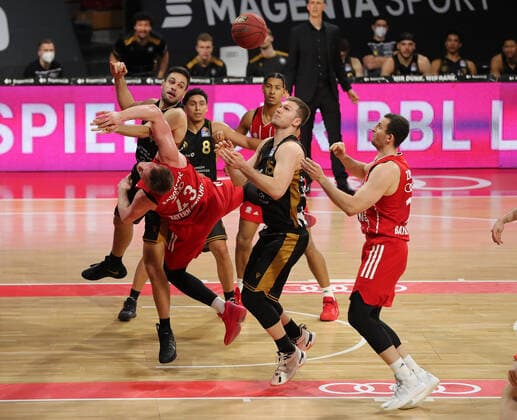 Leon Radosevic Muenchen comes down GER, FC Bayern Basketball vs Loewen Braunschweig, basketball, easyCredit BBL, season 2020 2021, 11 04 2021, GER, FC Bayern Basketball vs Loewen Braunschweig, basketball, easyCredit BBL, season 2020 2021, 11 04 2021, Muenchen Copyright: xEIBNER MarcelxEngelbrechtx EP_EER