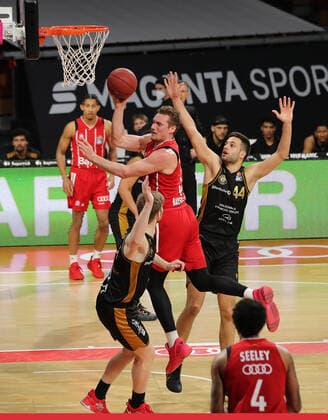 Benedikt Turudic Braunschweig blocks Leon Radosevic Muenchen GER, FC Bayern Basketball vs Loewen Braunschweig, basketball, easyCredit BBL, season 2020 2021, 11 04 2021, GER, FC Bayern Basketball vs Loewen Braunschweig, basketball, easyCredit BBL, season 2020 2021, 11 04 2021, Muenchen Copyright: xEIBNER MarcelxEngelbrechtx EP_EER