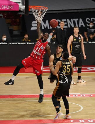 Gavin Schilling Braunschweig cant stop James Gist Muenchens basket GER, FC Bayern Basketball vs Loewen Braunschweig, basketball, easyCredit BBL, season 2020 2021, 11 04 2021, GER, FC Bayern Basketball vs Loewen Braunschweig, basketball, easyCredit BBL, season 2020 2021, 11 04 2021, Muenchen Copyright: xEIBNER MarcelxEngelbrechtx EP_EER