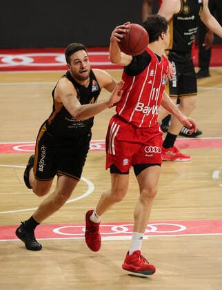 Duel between Benedikt Turudic Braunschweig and Vladimir Lucic Muenchen GER, FC Bayern Basketball vs Loewen Braunschweig, Basketball, easyCredit BBL, season 2020 2021, 11 04 2021, GER, FC Bayern Basketball vs Loewen Braunschweig, Basketball, easyCredit BBL, season 2020 2021, 11 04 2021, Muenchen Copyright: xEIBNER MarcelxEngelbrechtx EP_EER