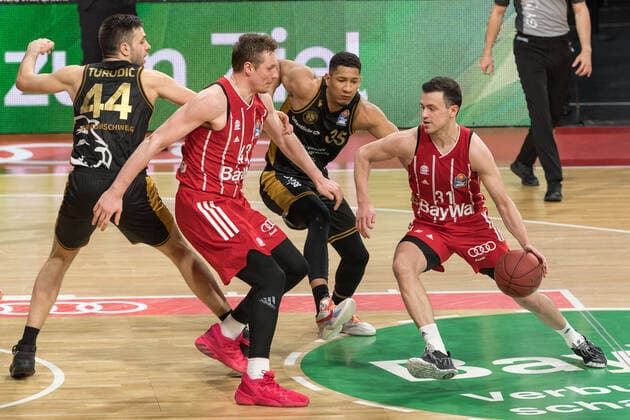 Basketball, BBL, 20210411, FC Bayern Munich Basketball Löwen Braunschweig Pictured Benedikt TURUDIC Basketball Löwen Braunschweig, 44 , Leon RADOSEVIC FC Bayern Munich, 43 , Karim JALLOW Basketball Löwen Braunschweig, 35 and Zan Mark SISKO FC Bayern Munich, 31 Munich Audi Dome Bayern Germany. Copyright: Passion2Press MarkusxFischerx