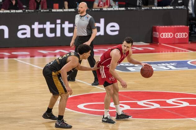 Basketball, BBL, 20210411, FC Bayern Munich Basketball Löwen Braunschweig Pictured James ROBINSON Basketball Löwen Braunschweig, 8 and Zan Mark SISKO FC Bayern Munich, 31 Munich Audi Dome Bayern Germany Copyright: Passion2Press MarkusxFischerx
