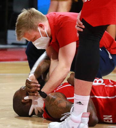 21 James Gist is treated, head injury, injured, basketball, 1 Bundesliga, BBL, FC Bayern Munich, Basketball Loewen Braunschweig at Audi Dome, 11 04 2021 PHOTO Mladen Lackovic LakoPress