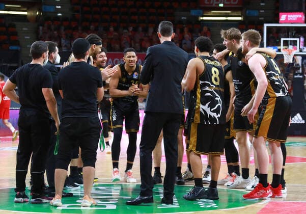 Braunschweig, team and coach cheer, cheering at the end, end of game, basketball, 1 Bundesliga, BBL, FC Bayern Munich, Basketball Loewen Braunschweig at Audi Dome, 11 04 2021 PHOTO Mladen Lackovic LakoPress