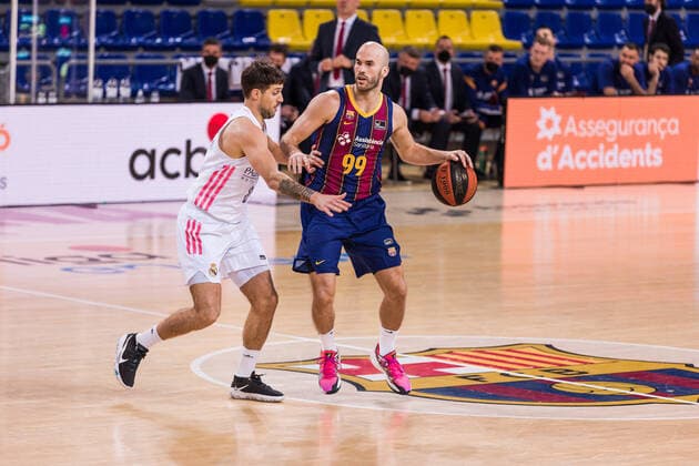 April 11, 2021, Barcelona, Barcelona, Spain: Nick Calathes of FC Barcelona, Barca competes with Nico Laprovittola of Real Madrid during the Liga Endesa ACB match between FC Barcelona and Real Madrid at Palau Blaugrana on April 11, 2021 in Barcelona, Spain. Barcelona Spain - ZUMAa181 20210411_zaa_a181_084 Copyright: xJavierxBorregox