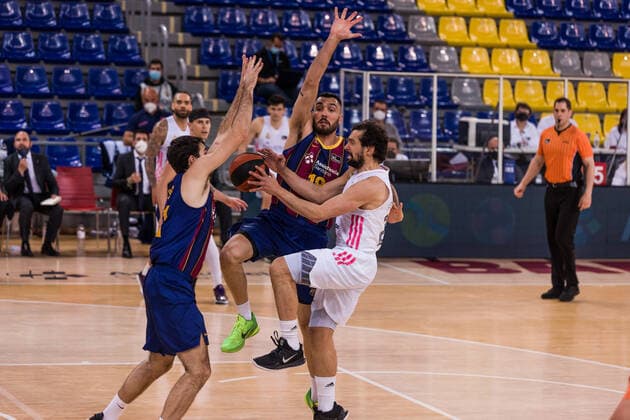 April 11, 2021, Barcelona, Barcelona, Spain: Sergio Llull of Real Madrid in action against Pierre Oriola of FC Barcelona, Barca during the Liga Endesa ACB match between FC Barcelona and Real Madrid at Palau Blaugrana on April 11, 2021 in Barcelona, Spain. Barcelona Spain - ZUMAa181 20210411_zaa_a181_140 Copyright: xJavierxBorregox
