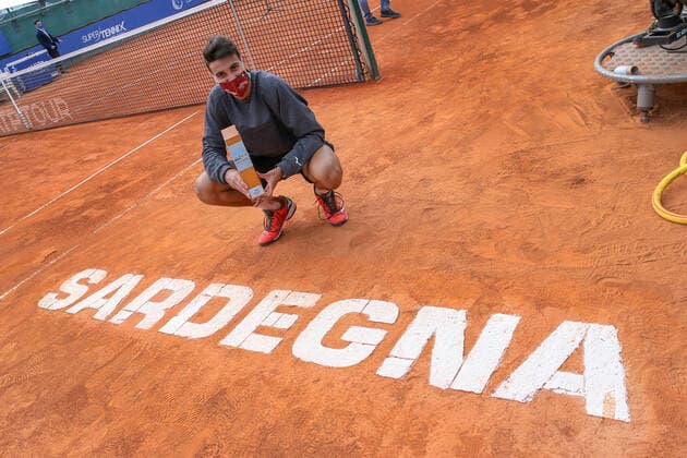 2021 Sardegna Open Tennis - 20210411 CAGLIARI, ITALY, APR 11: Lorenzo Sonego of Italy celebrates after defeating Laslo Djere of Serbia in the final tennis match at the ATP, Tennis Herren Tour 250 Sardegna Open in Cagliari, Italy on April 11, 2021. Cagliari Tennis Club Cagliari Italy 6490_237573 Copyright: xGiampieroxSposito PentaxPressx
