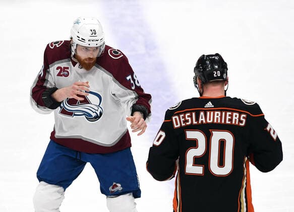 Bilder des Jahres 2021, Sport 04 April Sport Themen der Woche KW14 Sport Bilder des Tages ANAHEIM, CA - APRIL 11: Colorado Avalanche Left Wing Liam O Brien (38) and Anaheim Ducks Left Wing Nicolas Deslauriers (20) fighting during a game played on April 11, 2021 at the Honda Center in Anaheim, CA. (Photo by John Cordes Icon Sportswire) NHL, Eishockey Herren, USA APR 11 Avalanche at Ducks Icon506210411004