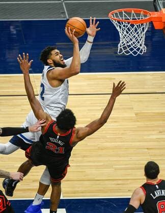 Minnesota Timberwolves center Karl-Anthony Towns (T) fouls Chicago Bulls forward Thaddeus Young (21) as he goes up for a shot, during the NBA, Basketball Herren, USA basketball game between the Chicago Bulls and the Minnesota Timberwolves at Target Center in Minneapolis, Minnesota, US, 11 April 2021. Chicago Bulls at Minnesota Timberwolves !ACHTUNG: NUR REDAKTIONELLE NUTZUNG!  Copyright: xCRAIGxLASSIGx AME9398 20210412-637537967785833761