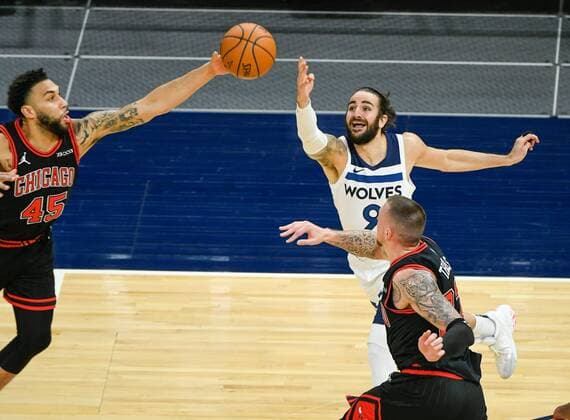 Minnesota Timberwolves guard Ricky Rubio (R) and Chicago Bulls guard Denzel Valentine (L) reach for a loose ball, during the NBA, Basketball Herren, USA basketball game between the Chicago Bulls and the Minnesota Timberwolves at Target Center in Minneapolis, Minnesota, US, 11 April 2021. Chicago Bulls at Minnesota Timberwolves !ACHTUNG: NUR REDAKTIONELLE NUTZUNG!  Copyright: xCRAIGxLASSIGx AME9448 20210412-637538011850015506
