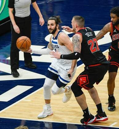 Minnesota Timberwolves guard Ricky Rubio (L) drives to the basket past Chicago Bulls center Daniel Theis, during the NBA, Basketball Herren, USA basketball game between the Chicago Bulls and the Minnesota Timberwolves at Target Center in Minneapolis, Minnesota, US, 11 April 2021. Chicago Bulls at Minnesota Timberwolves !ACHTUNG: NUR REDAKTIONELLE NUTZUNG!  Copyright: xCRAIGxLASSIGx AME9446 20210412-637538011869234136