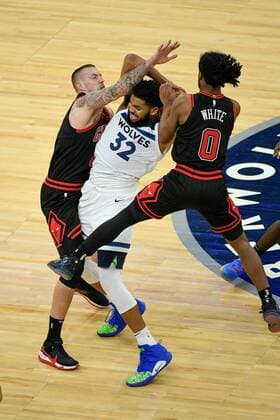 Chicago Bulls center Daniel Theis (L) and Chicago Bulls guard Coby White (R) box in Minnesota Timberwolves center Karl-Anthony Towns (32), during the NBA, Basketball Herren, USA basketball game between the Chicago Bulls and the Minnesota Timberwolves at Target Center in Minneapolis, Minnesota, US, 11 April 2021. Chicago Bulls at Minnesota Timberwolves !ACHTUNG: NUR REDAKTIONELLE NUTZUNG!  Copyright: xCRAIGxLASSIGx AME9464 20210412-637538014306004095