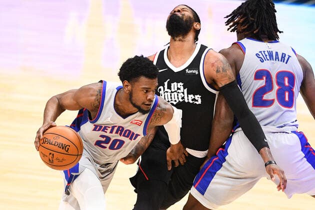 Sport Bilder des Tages LOS ANGELES, CA - APRIL 11: Detroit Pistons Guard Josh Jackson (20) drives past Los Angeles Clippers Guard Paul George (13) during a NBA, Basketball Herren, USA game between the Detroit Pistons and the Los Angeles Clippers on April 11, 2021 at STAPLES Center in Los Angeles, CA. (Photo by Brian Rothmuller Icon Sportswire) NBA: APR 11 Pistons at Clippers Icon210411001