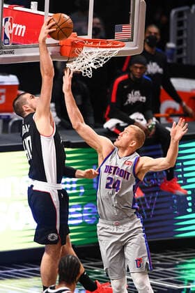 LOS ANGELES, CA - APRIL 11: Los Angeles Clippers Center Ivica Zubac (40) dunks the ball over Detroit Pistons Center Mason Plumlee (24) during a NBA, Basketball Herren, USA game between the Detroit Pistons and the Los Angeles Clippers on April 11, 2021 at STAPLES Center in Los Angeles, CA. (Photo by Brian Rothmuller Icon Sportswire) NBA: APR 11 Pistons at Clippers Icon210411008