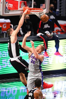 LOS ANGELES, CA - APRIL 11: Los Angeles Clippers Center Ivica Zubac (40) dunks the ball over Detroit Pistons Center Mason Plumlee (24) during a NBA, Basketball Herren, USA game between the Detroit Pistons and the Los Angeles Clippers on April 11, 2021 at STAPLES Center in Los Angeles, CA. (Photo by Brian Rothmuller Icon Sportswire) NBA: APR 11 Pistons at Clippers Icon210411009