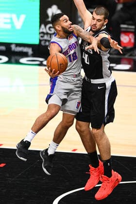 LOS ANGELES, CA - APRIL 11: Detroit Pistons Guard Cory Joseph (18) shoots over Los Angeles Clippers Center Ivica Zubac (40) during a NBA, Basketball Herren, USA game between the Detroit Pistons and the Los Angeles Clippers on April 11, 2021 at STAPLES Center in Los Angeles, CA. (Photo by Brian Rothmuller Icon Sportswire) NBA: APR 11 Pistons at Clippers Icon210411011