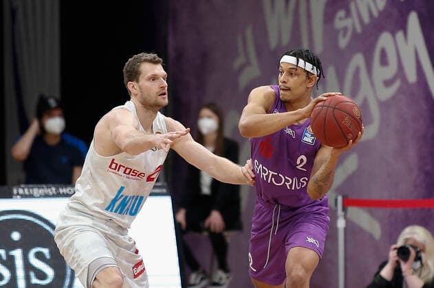 Germany , Goettingen, Sparkassen Arena GoeSF , 11 04 2021, emspor, emonline, despor, deonline, BG Goettingen vs s Oliver Wuerzburg, easyCredit BBL, 27 Spieltag Picture v l Florian Koch s Oliver Wuerzburg vs Nelson Weidemann BG Goettingen Copyright: HMBxMedia JulienxBecker