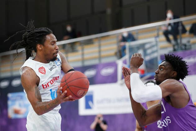 Germany , Goettingen, Sparkassen Arena GoeSF , 11 04 2021, emspor, emonline, despor, deonline, BG Goettingen vs s Oliver Wuerzburg, easyCredit BBL, 27 Spieltag Bild v l Robert Lowery s Oliver Wuerzburg vs Tai Odiase BG Goettingen Copyright: HMBxMedia JulienxBecker