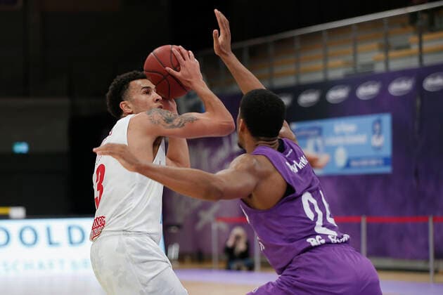 Germany , Goettingen, Sparkassen Arena GoeSF , 11 04 2021, emspor, emonline, despor, deonline, BG Goettingen vs s Oliver Wuerzburg, easyCredit BBL, 27 Spieltag Bild v l Tyson Ward s Oliver Wuerzburg vs Aubrey Dawkins BG Goettingen Copyright: HMBxMedia JulienxBecker